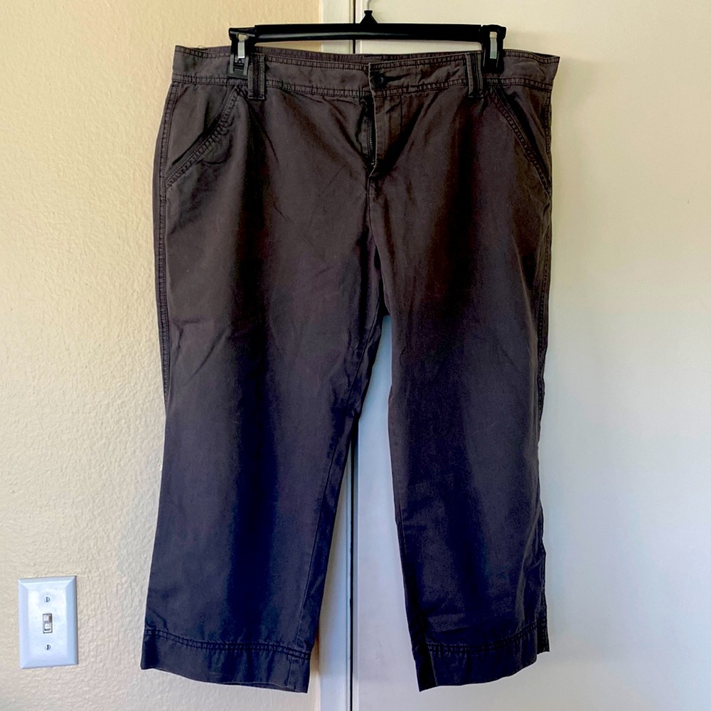 Old Navy Mid Rise Capris Size 16